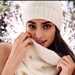 NWT Victoria’s Secret White Rhinestone Beanie Hat & Infinity Scarf Set Cozy $75